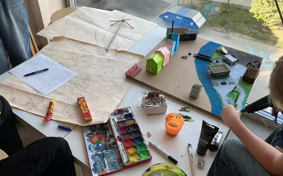 Des élèves faisant un atelier à l'occasion de la semaine du climat